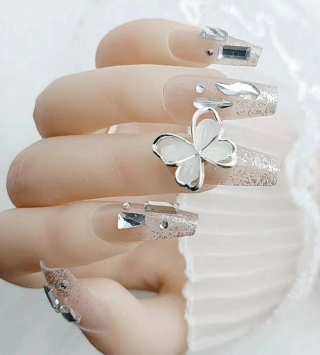 Elegantes Nageldesign mit Perlenverzierung Brehn