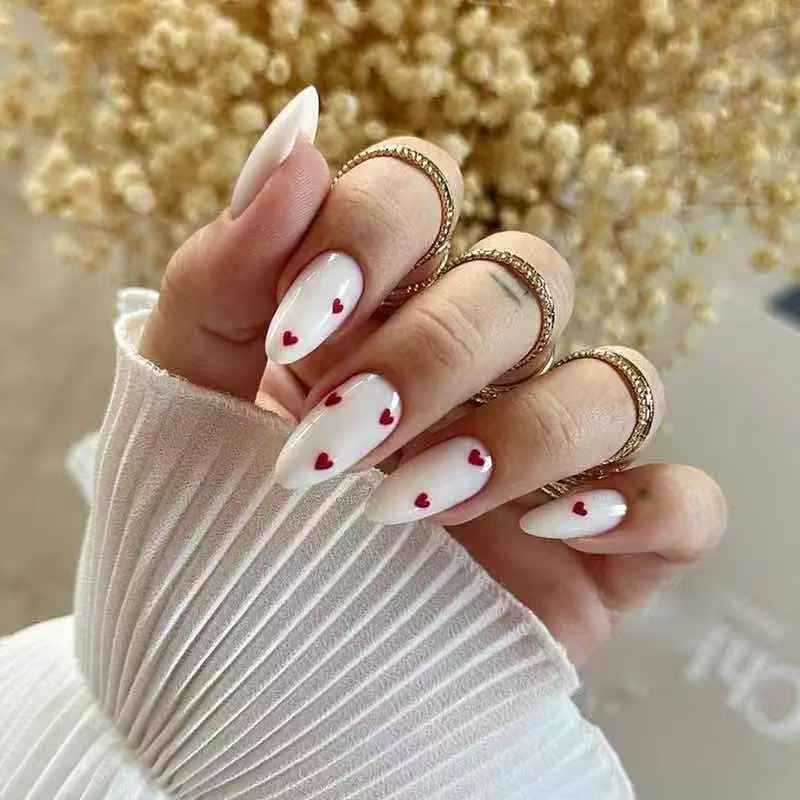 Kunstnagelset mit verspieltem Herzdesign und elegantem Finish Brehn