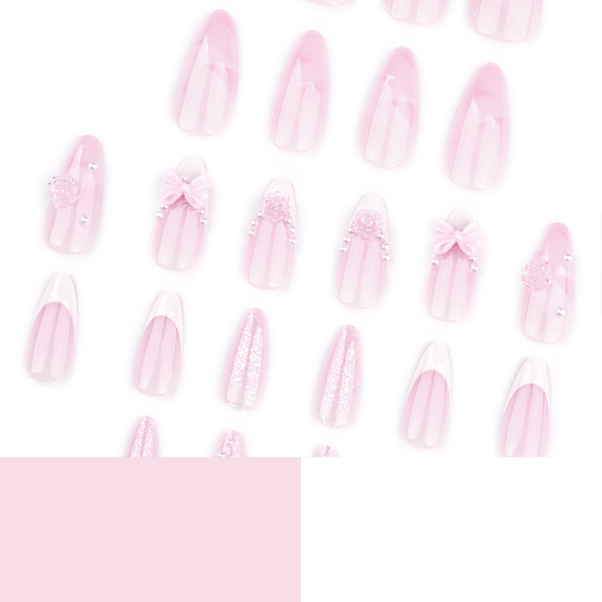 Kunstvolle Nagelverlängerungen mit floralen Verzierungen und Glitzerakzenten Brehn