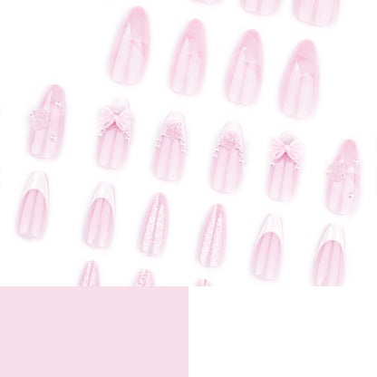 Kunstvolle Nagelverlängerungen mit floralen Verzierungen und Glitzerakzenten Brehn