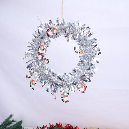 Glänzender Weihnachtskranz mit festlichen Motiven