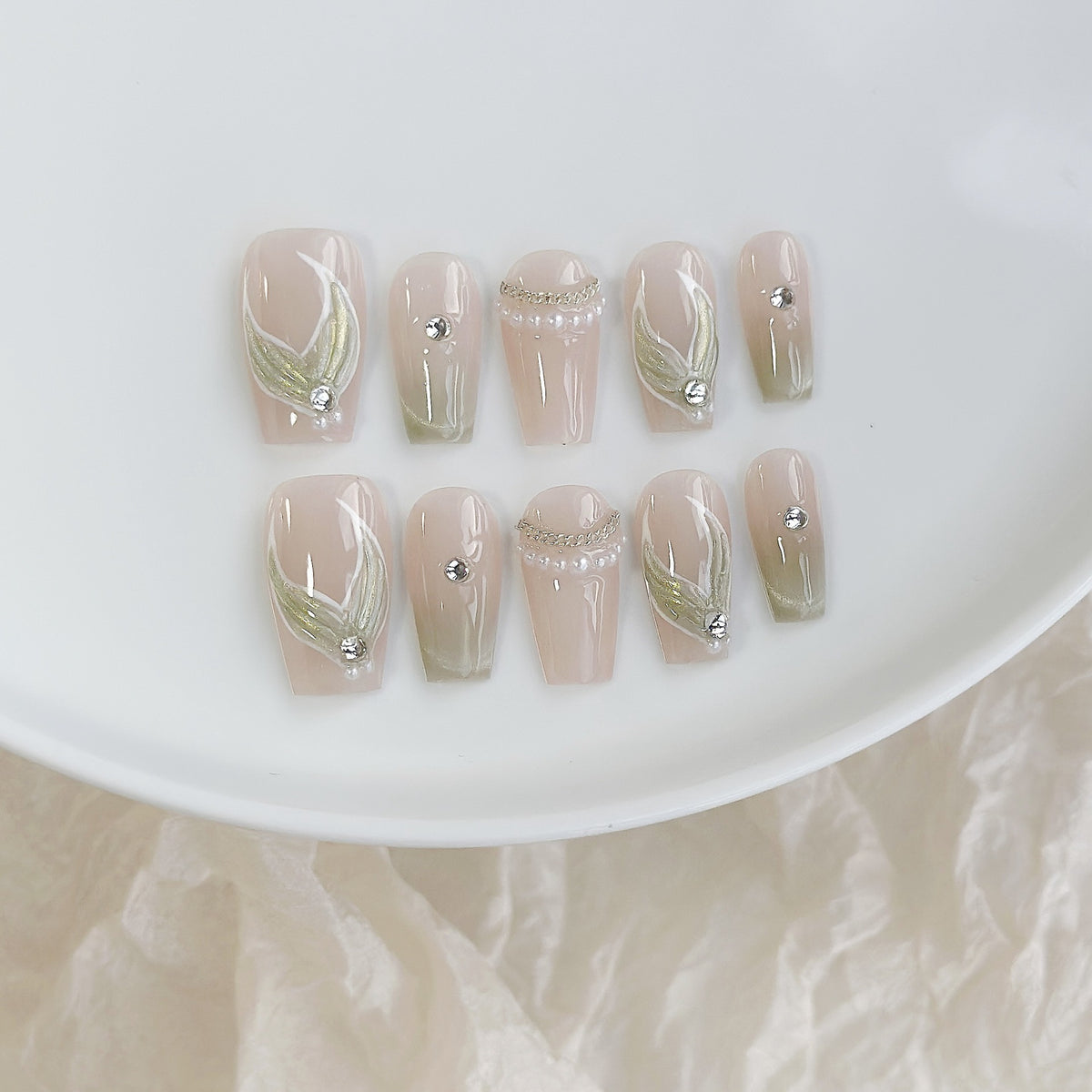 Künstlerisches Press-On Nagelkunstset mit Herz- und himmlischen Designs