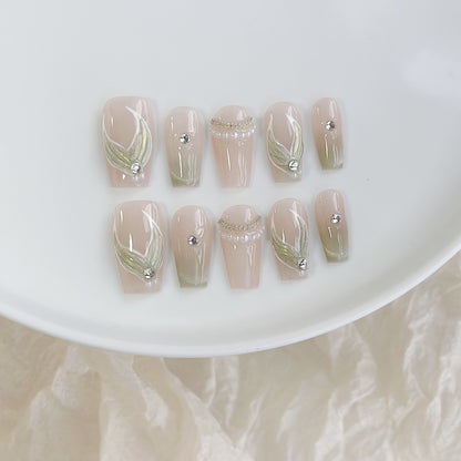 Künstlerisches Press-On Nagelkunstset mit Herz- und himmlischen Designs