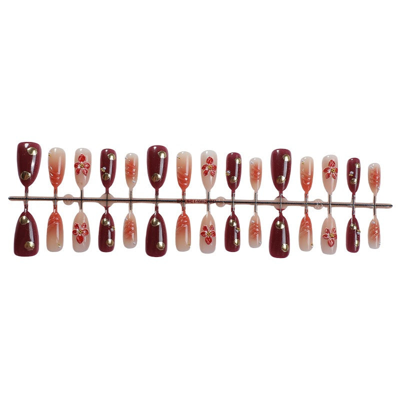 Kunstnagelset mit eleganten floralem Akzenten und Glitzerdetails Brehn