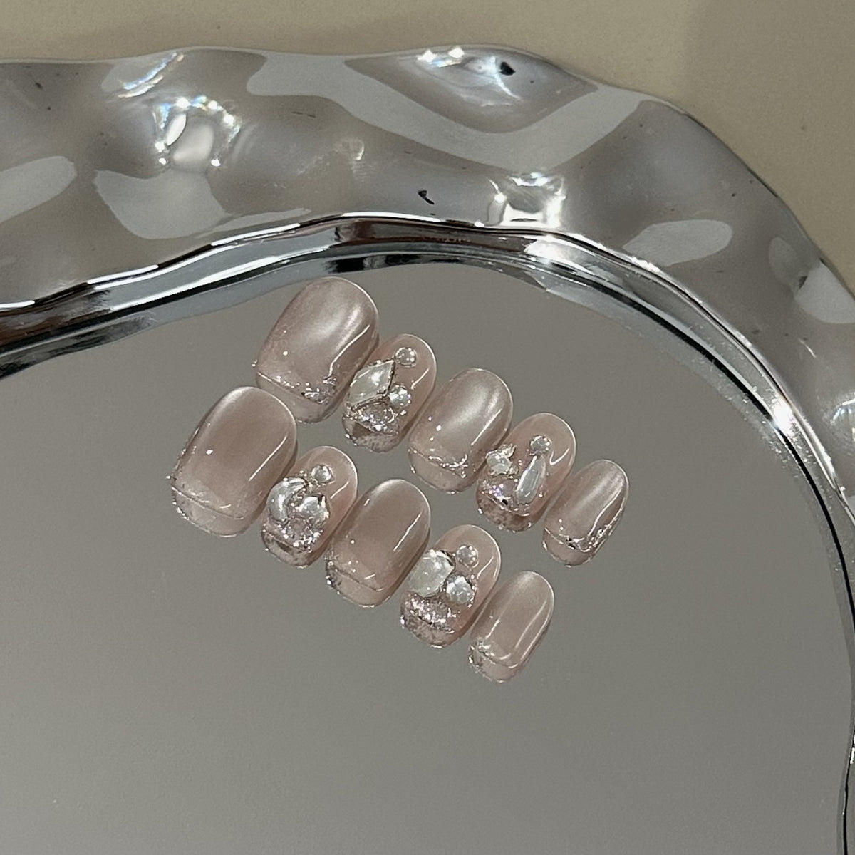 Elegantes Press-On Nail Art Set mit Perlenakzenten