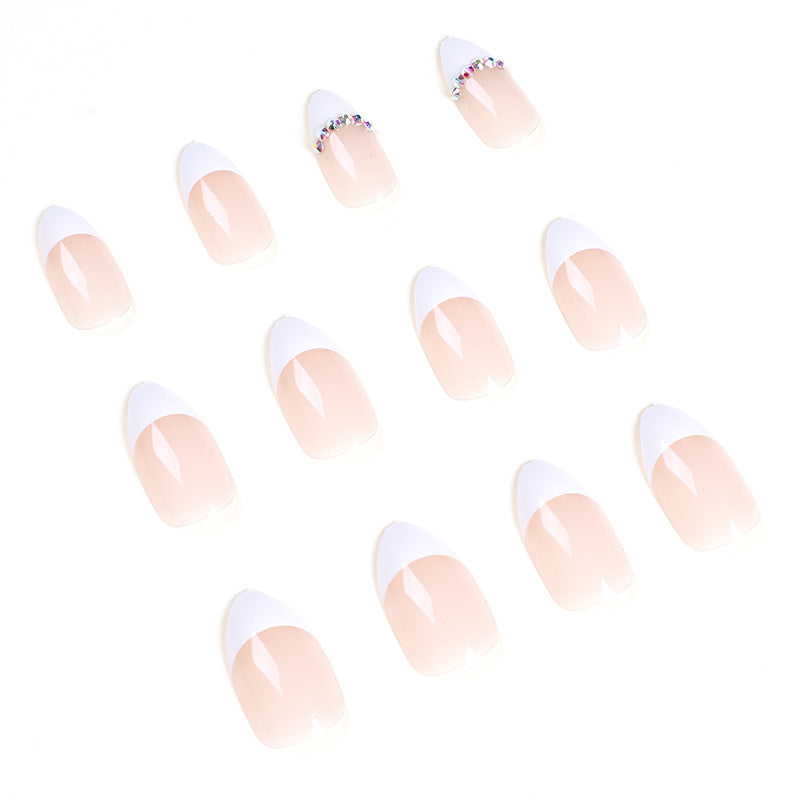 Stilvolle Nagelkunst mit Glitzer-Akzenten Brehn