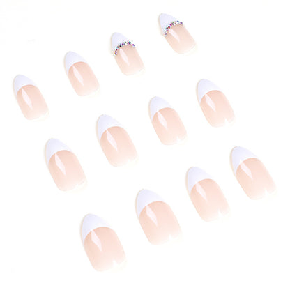 Stilvolle Nagelkunst mit Glitzer-Akzenten Brehn
