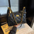 Elegante mit Ketten verzierte Hobo-Tasche Brehn