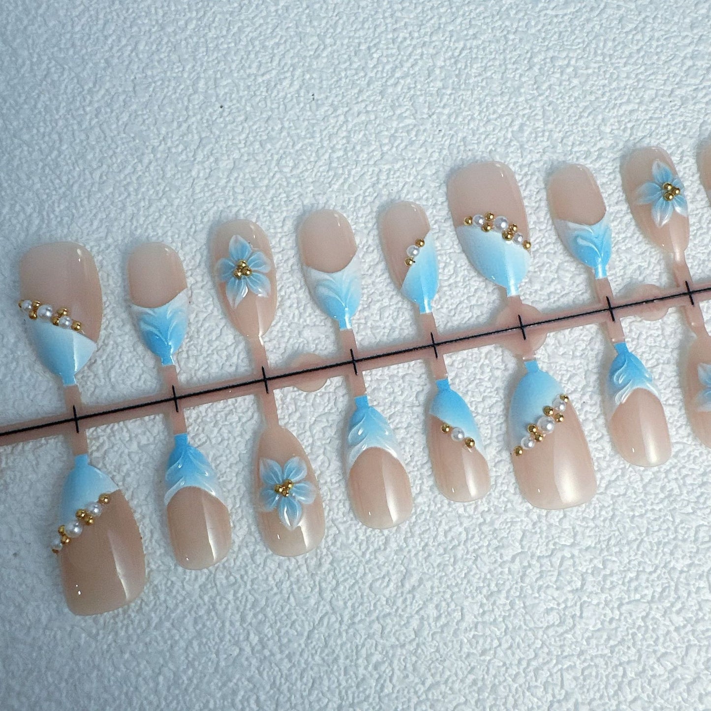 Elegante Kunstnägel mit blumigen Akzenten Brehn
