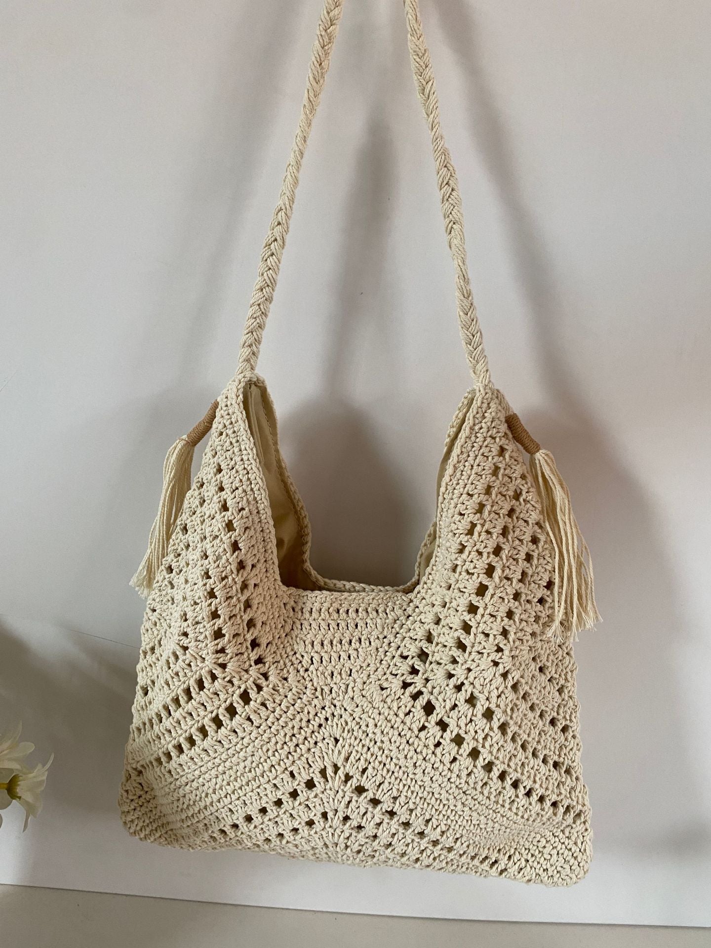 Handgeknüpfte Schultertasche mit Quasten und Großzügigem Innenraum Brehn