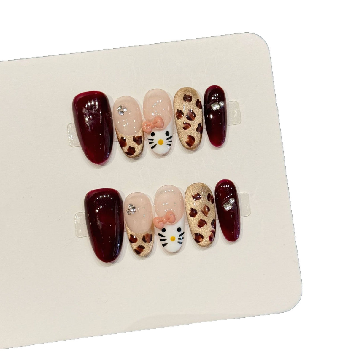 Künstlerisches Press-On Nagelkunstset mit skurrilen floralen Designs