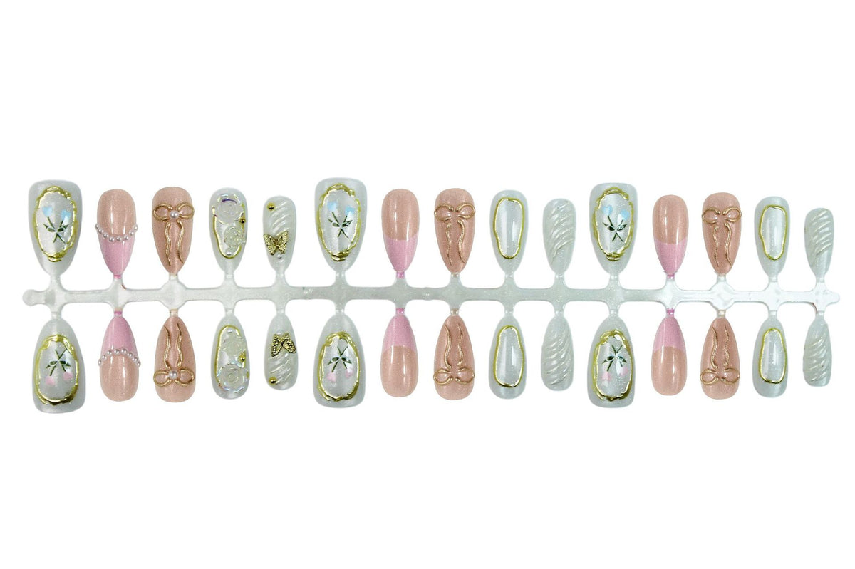 Kunstnagelset mit romantischen Blüten- und Goldverzierungen Brehn