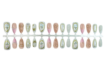 Kunstnagelset mit romantischen Blüten- und Goldverzierungen Brehn