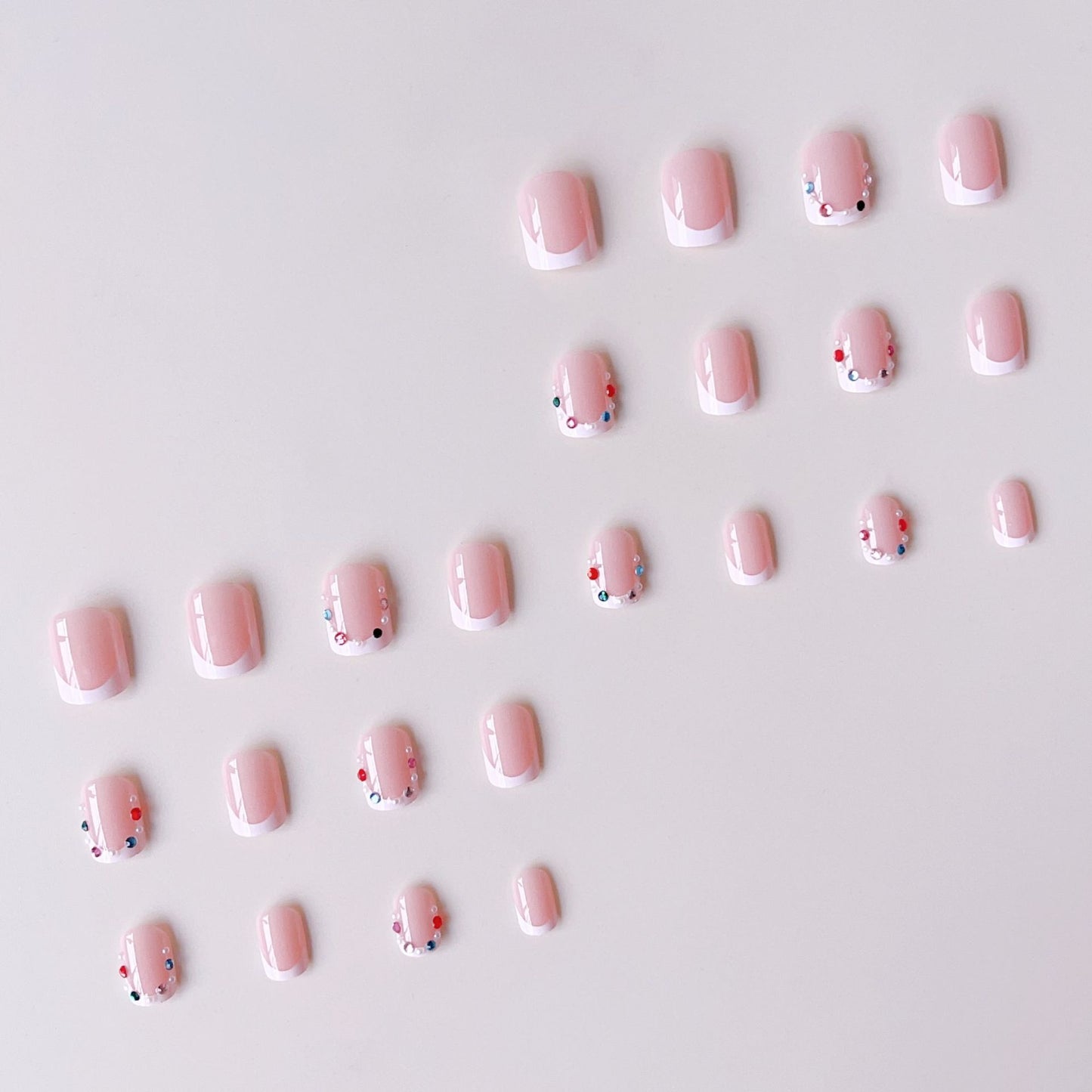 Nagelkunstset mit eleganten Strassverzierungen und modischem French Design Brehn