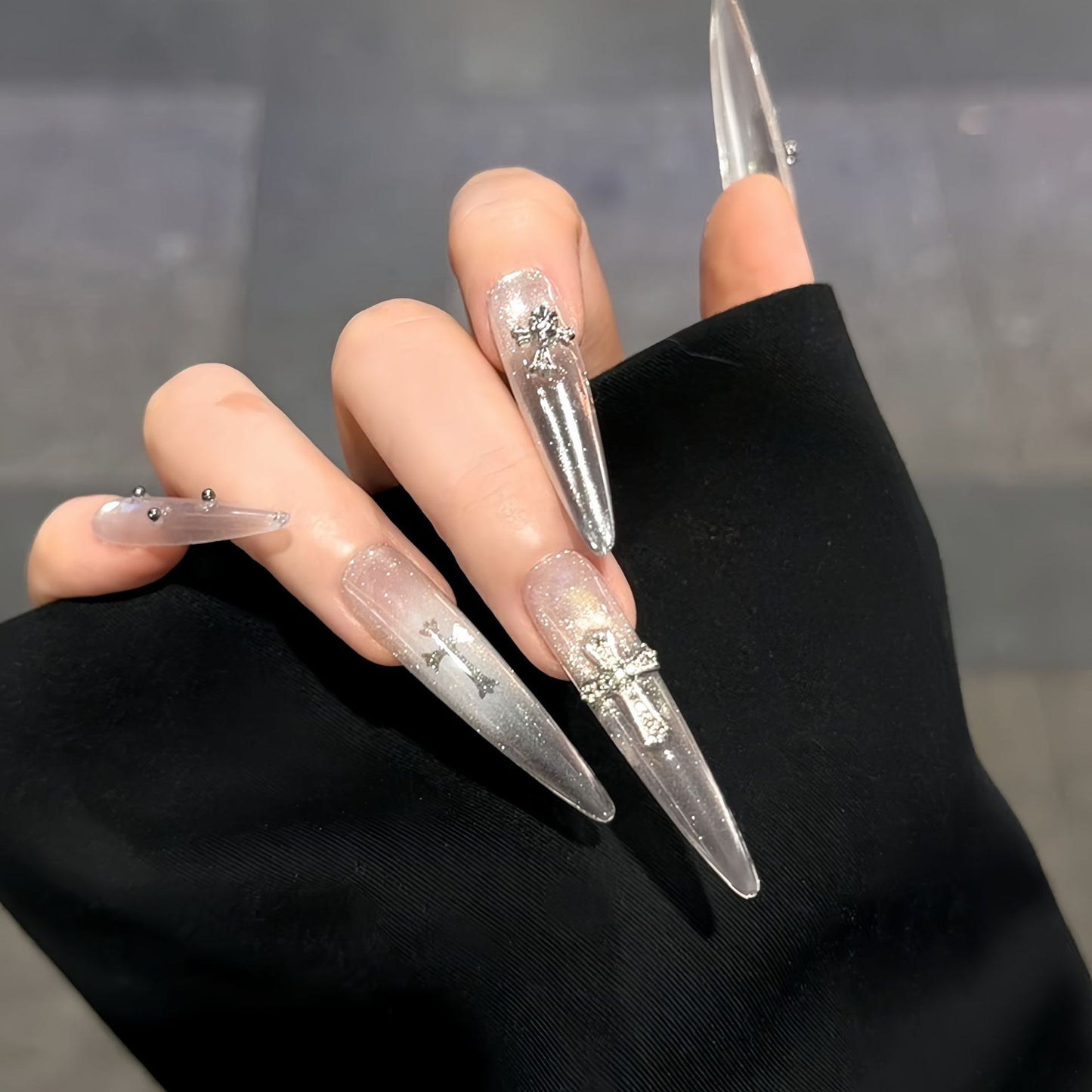 Glamouröse Kunstnägel mit Funkelnden Akzenten Brehn