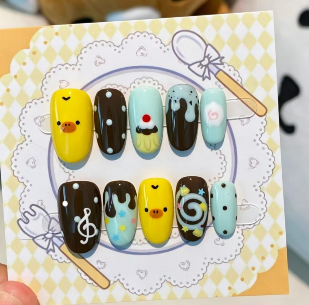 Künstlerische Press-On Nagelverzierungen Brehn