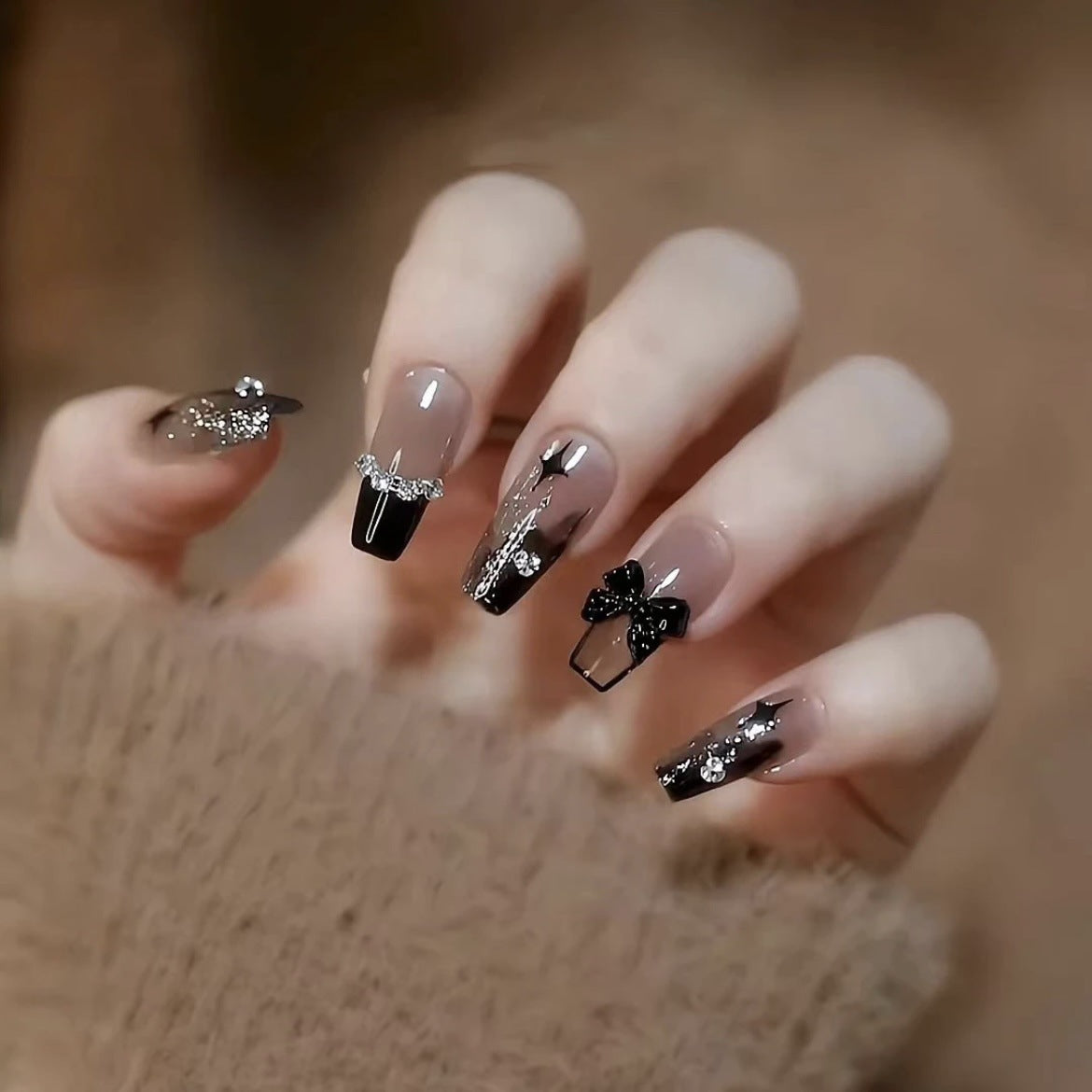 Elegantes Nageldesign mit Schleifen- und Strassdetails Brehn