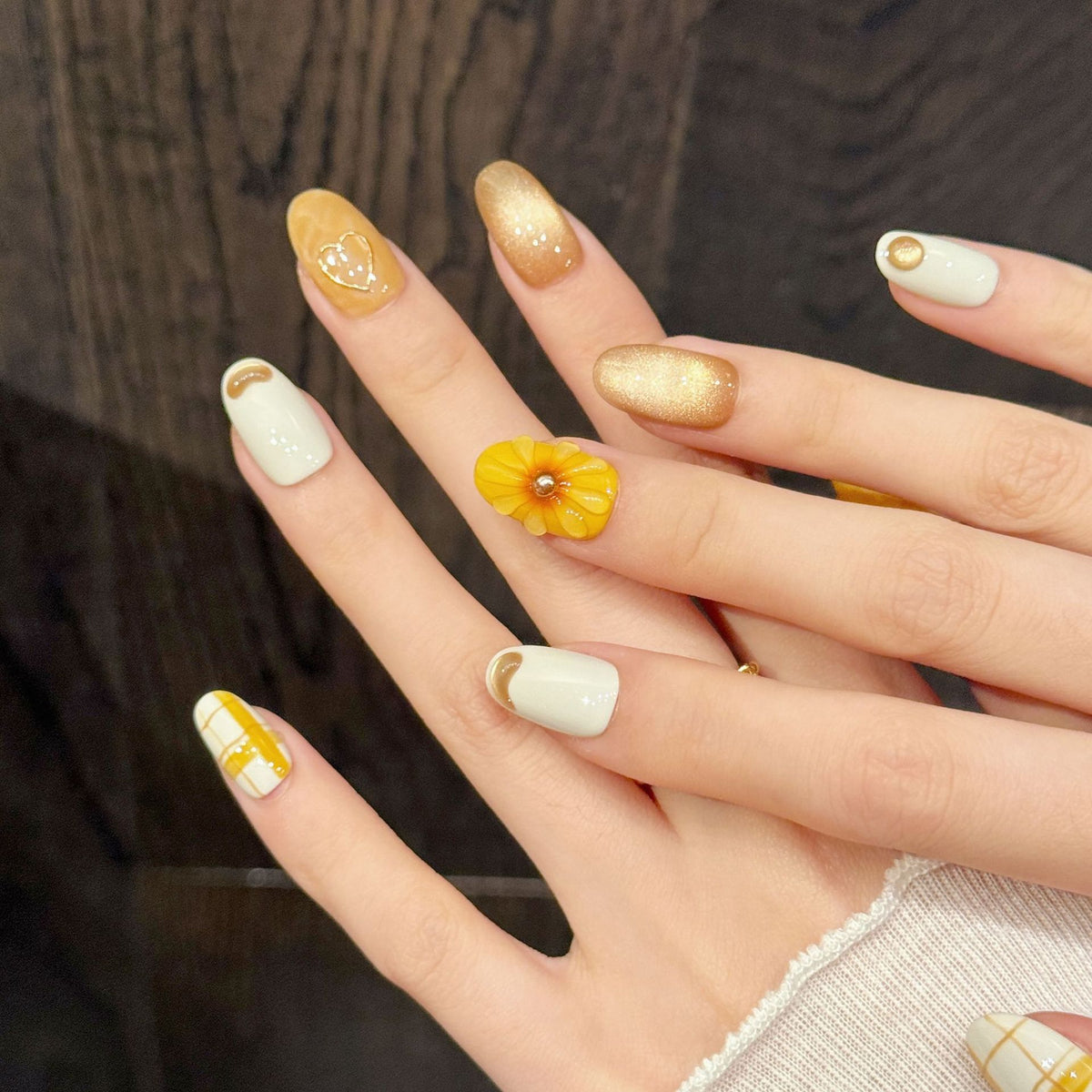 Dekoratives Press-On Nagelkunstset mit floralen und Glitzerakzenten