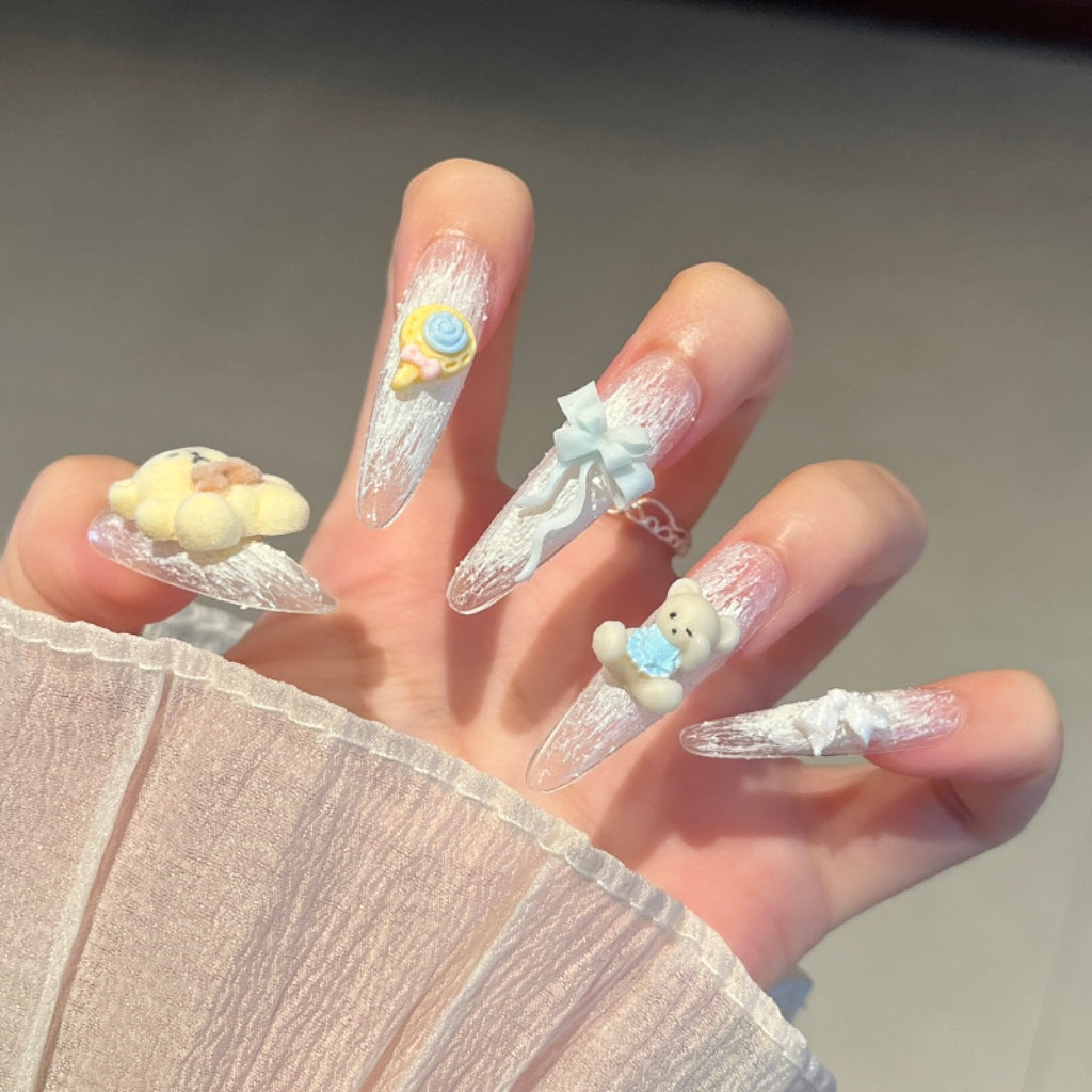 Künstlerische Stiletto Press-On Nagelkunst mit schimmernden Akzenten Brehn