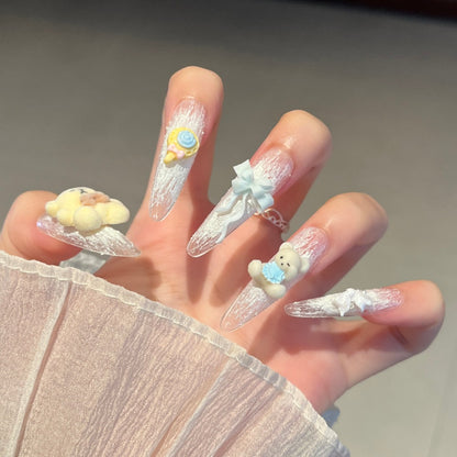 Künstlerische Stiletto Press-On Nagelkunst mit schimmernden Akzenten Brehn
