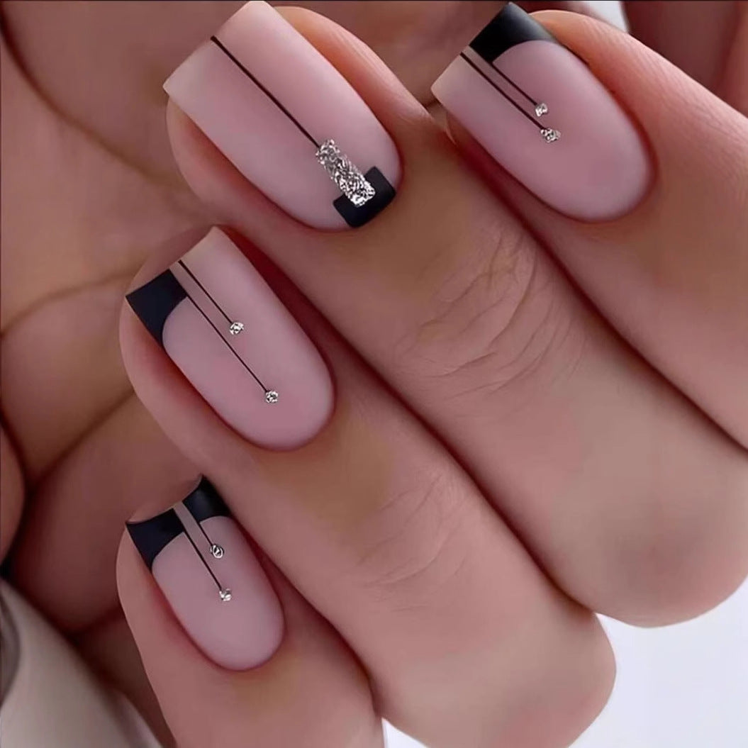 Kunstnagelset mit eleganten Strass-Akzenten und stylishen Linien Brehn