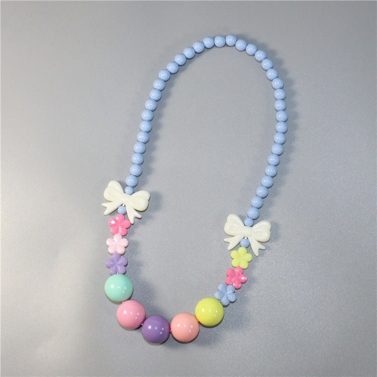 Bunte Perlenkette mit Floralen Elementen Brehn