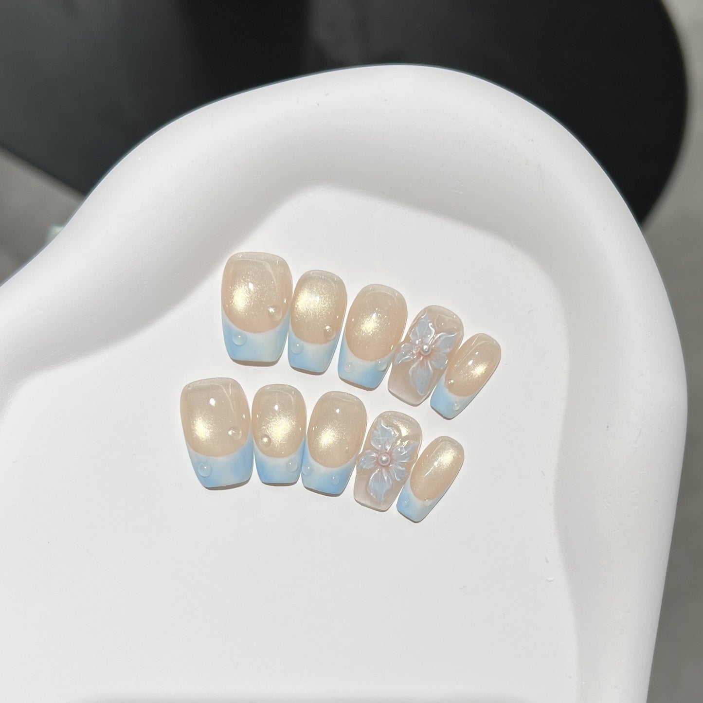 Dekoratives Press-On Nail Art Set mit Floraldesign Brehn