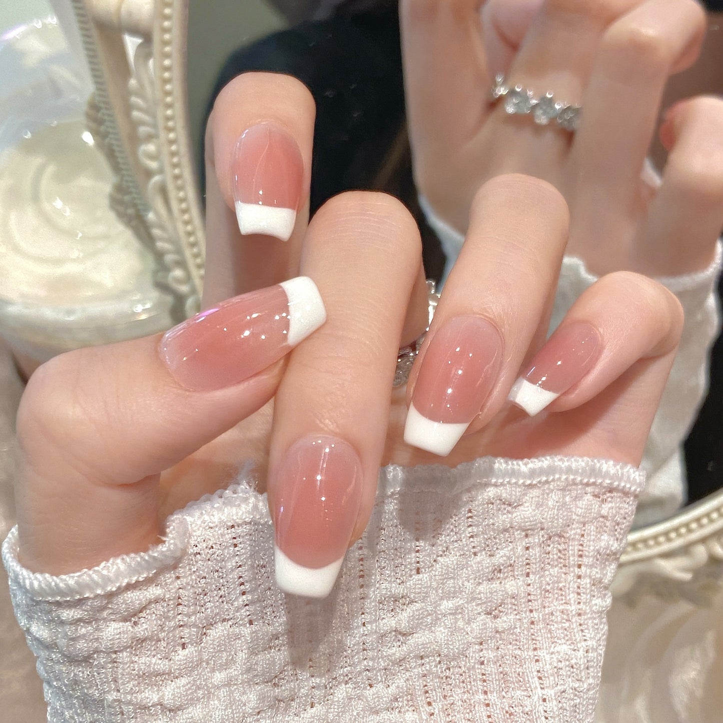 Elegantes französisches Tip Press-On Nail Design Brehn
