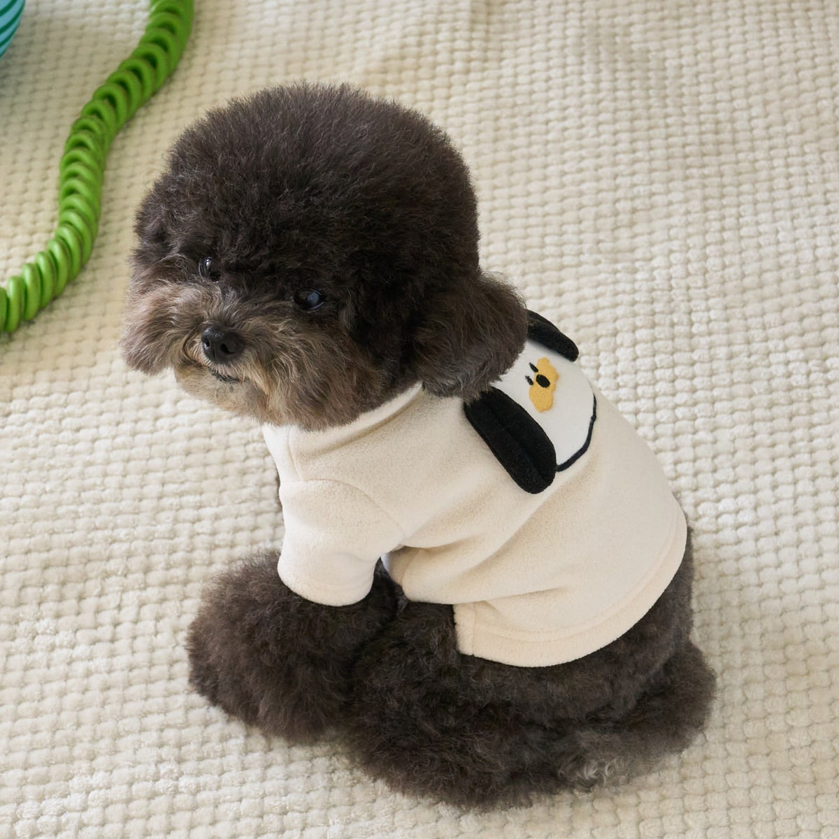 Plüsch-Fleece-Hundepullover mit gesticktem Affenpatch