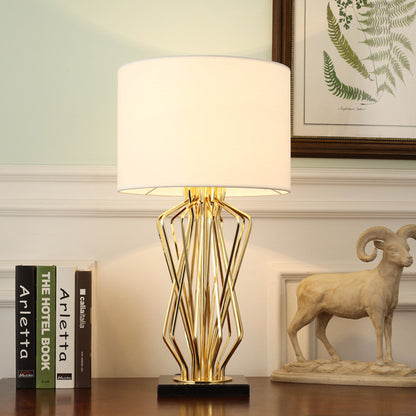 Elegante skulpturale Tischlampe