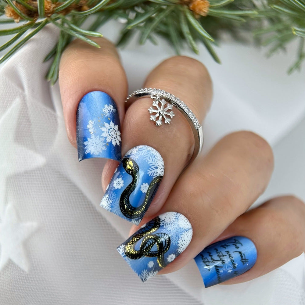 Kreative Kunstnägel mit Schneeflocken- und Schlangenmotiv Brehn