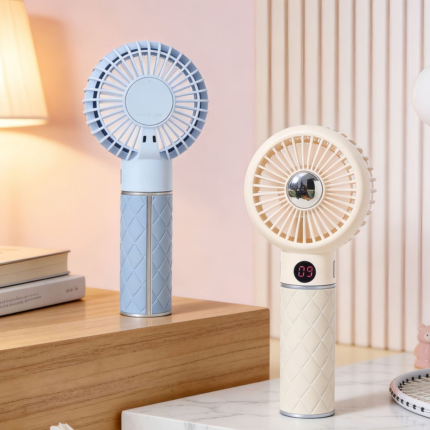 Damen tragbarer Mini-Handventilator mit digitaler Temperaturanzeige und süßem Bären-Design Brehn