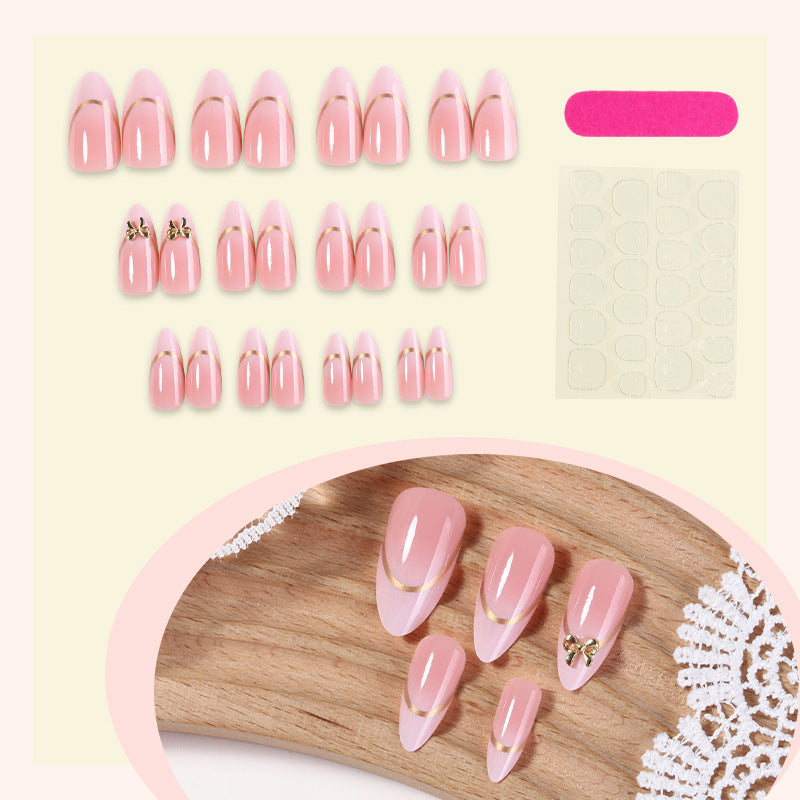 Kunstnagelset mit elegantem Goldrand und dekorativen Akzenten Brehn