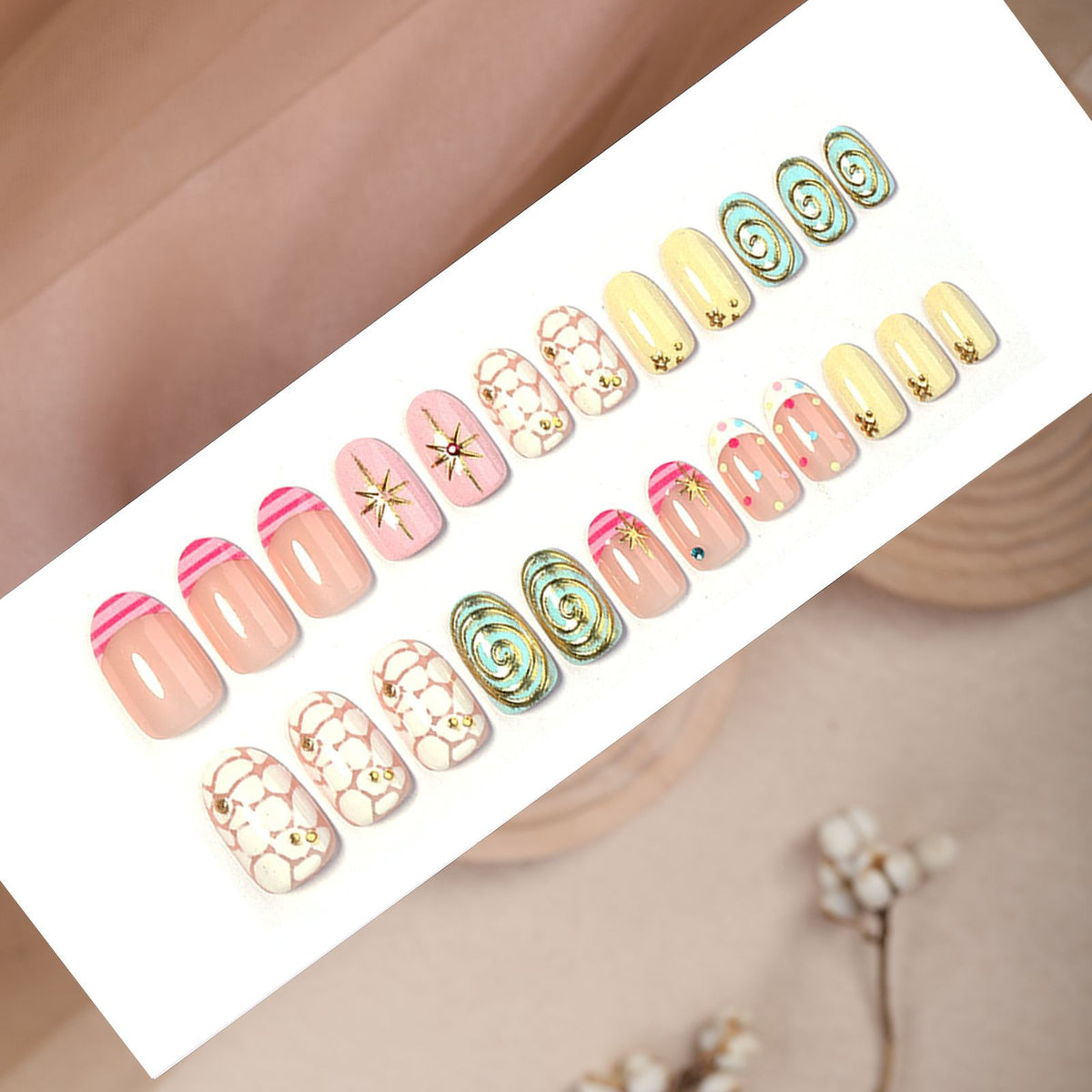 Kunstnagelset mit kreativen abstrakten Designs und Glitzerakzenten Brehn