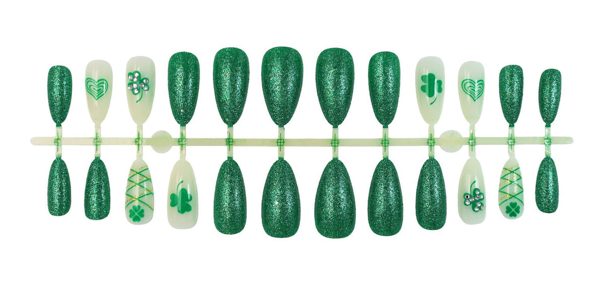 Kunstnagelset mit festlichen Glitzer- und Kleeblatt-Motiven Brehn