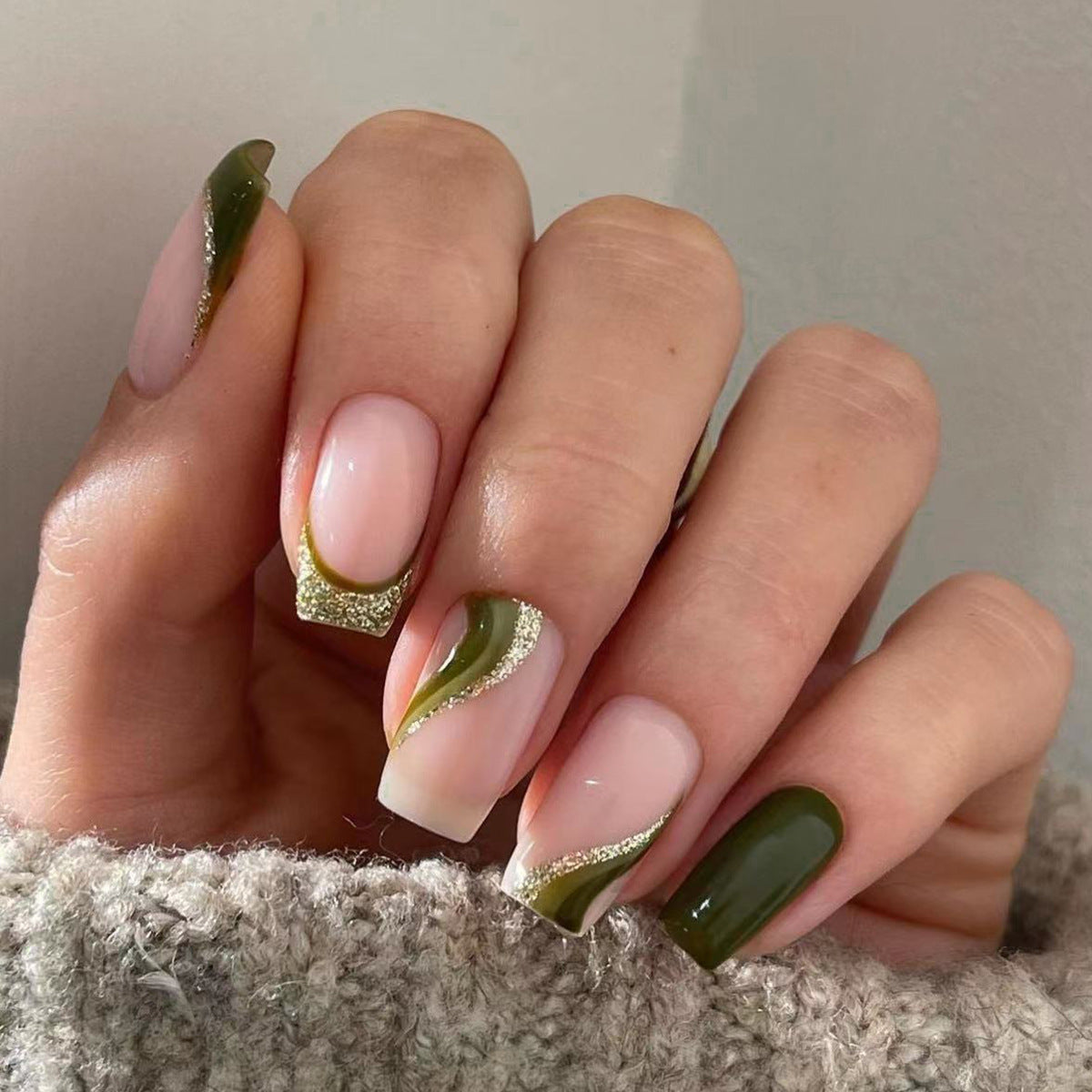 Kunstvolle Nagelverlängerungen mit goldenen Akzenten und elegantem Design Brehn