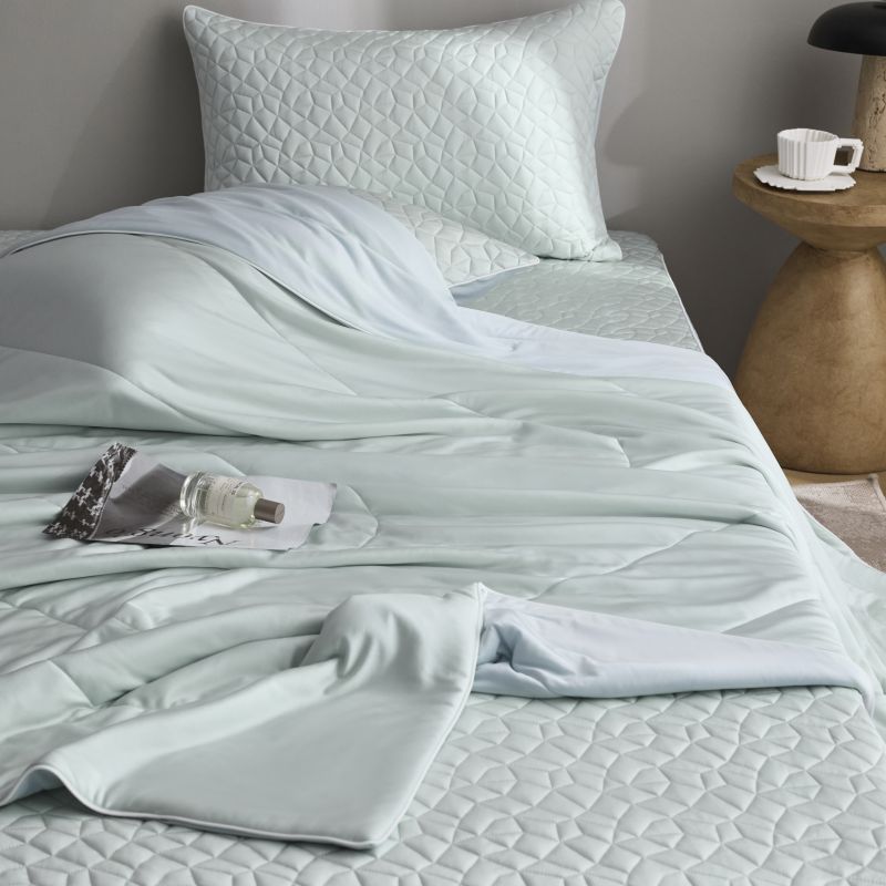 Gesteppte Bettwaren-Garnitur mit Wendbarer Satin-Decke und Matratzenschoner