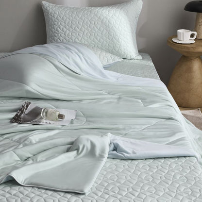 Gesteppte Bettwaren-Garnitur mit Wendbarer Satin-Decke und Matratzenschoner