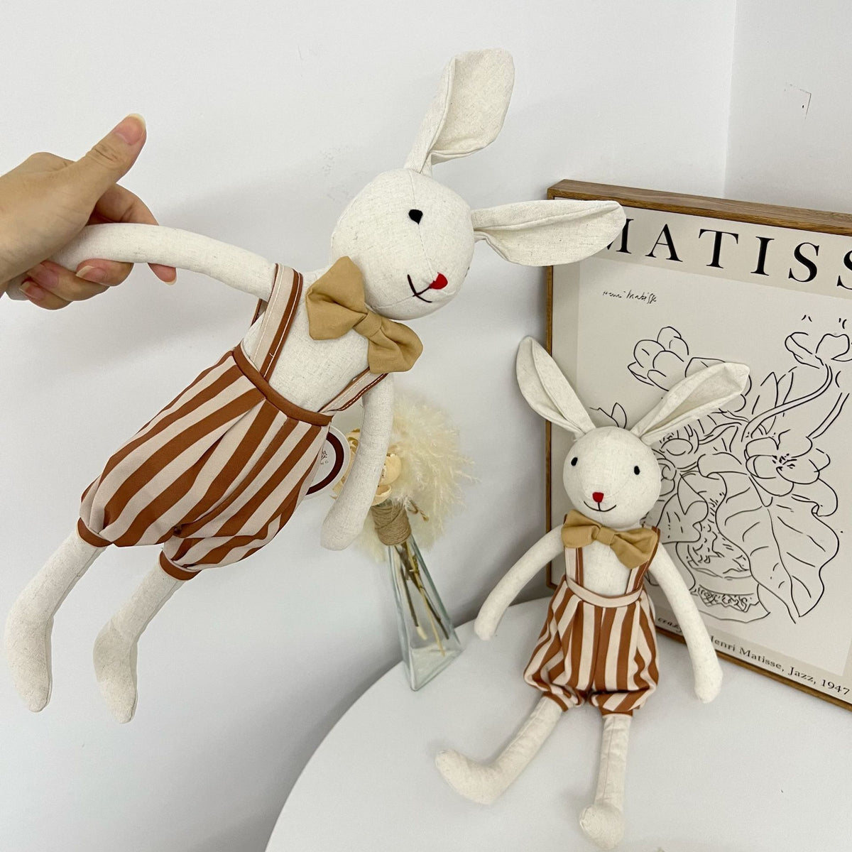 Handgefertigte Plüsch-Häschenpuppe mit floppy Ohren, gesticktem Gesicht und karierter Latzhose
