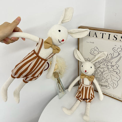 Handgefertigte Plüsch-Häschenpuppe mit floppy Ohren, gesticktem Gesicht und karierter Latzhose