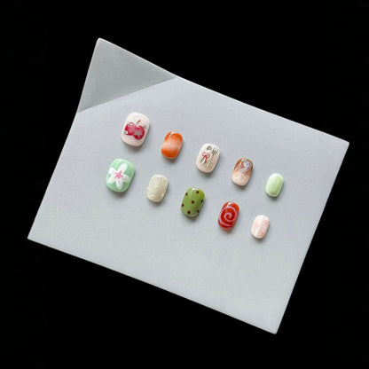 Künstlerisches Press-On-Nagelset mit einzigartigen Skizzen-Designs