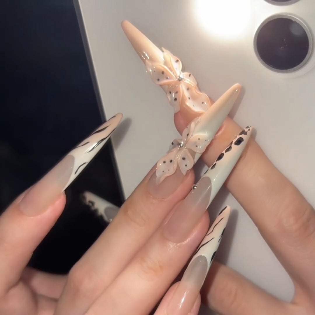 Elegante Kunstnägel mit Blumen- und Tierdesign Brehn