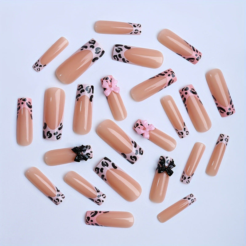 Dekorative Press-On Nagelkunst mit Schleifenakzenten