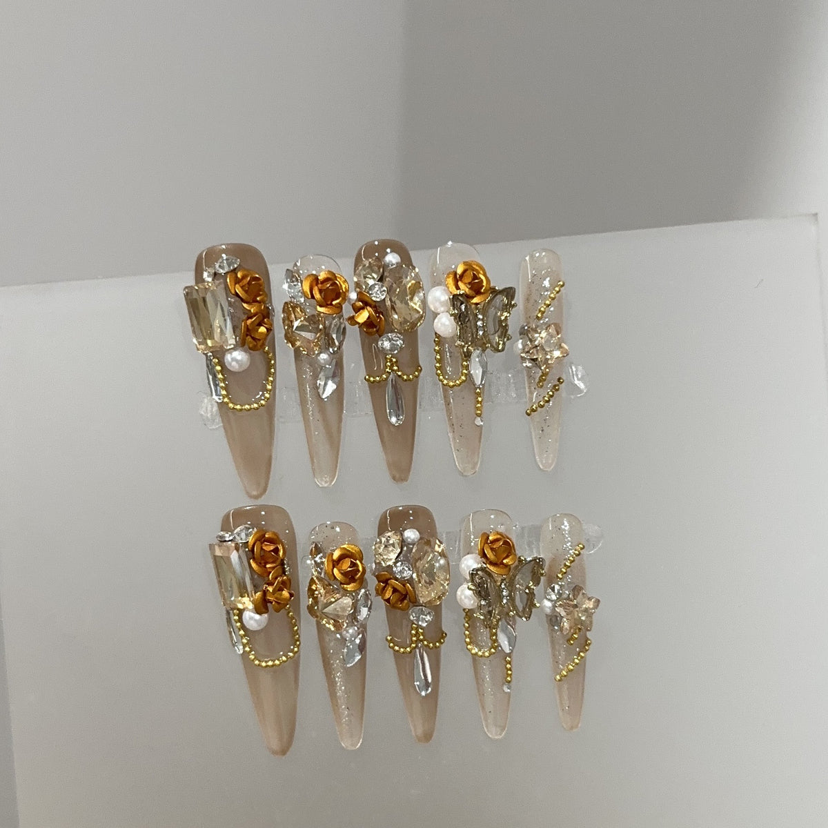 Dekoratives Stiletto Press-On Nagelkunstset mit floralen und Schmucksteinakzenten