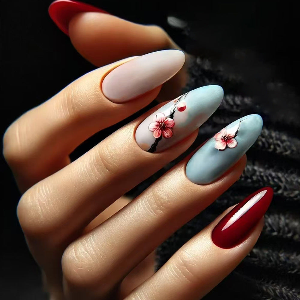 Künstlerische florale Press-On-Nageldesigns Brehn