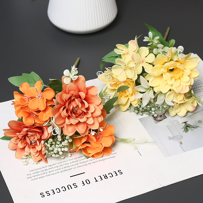 Eleganter synthetischer Blumenstrauß für die Wohnkultur