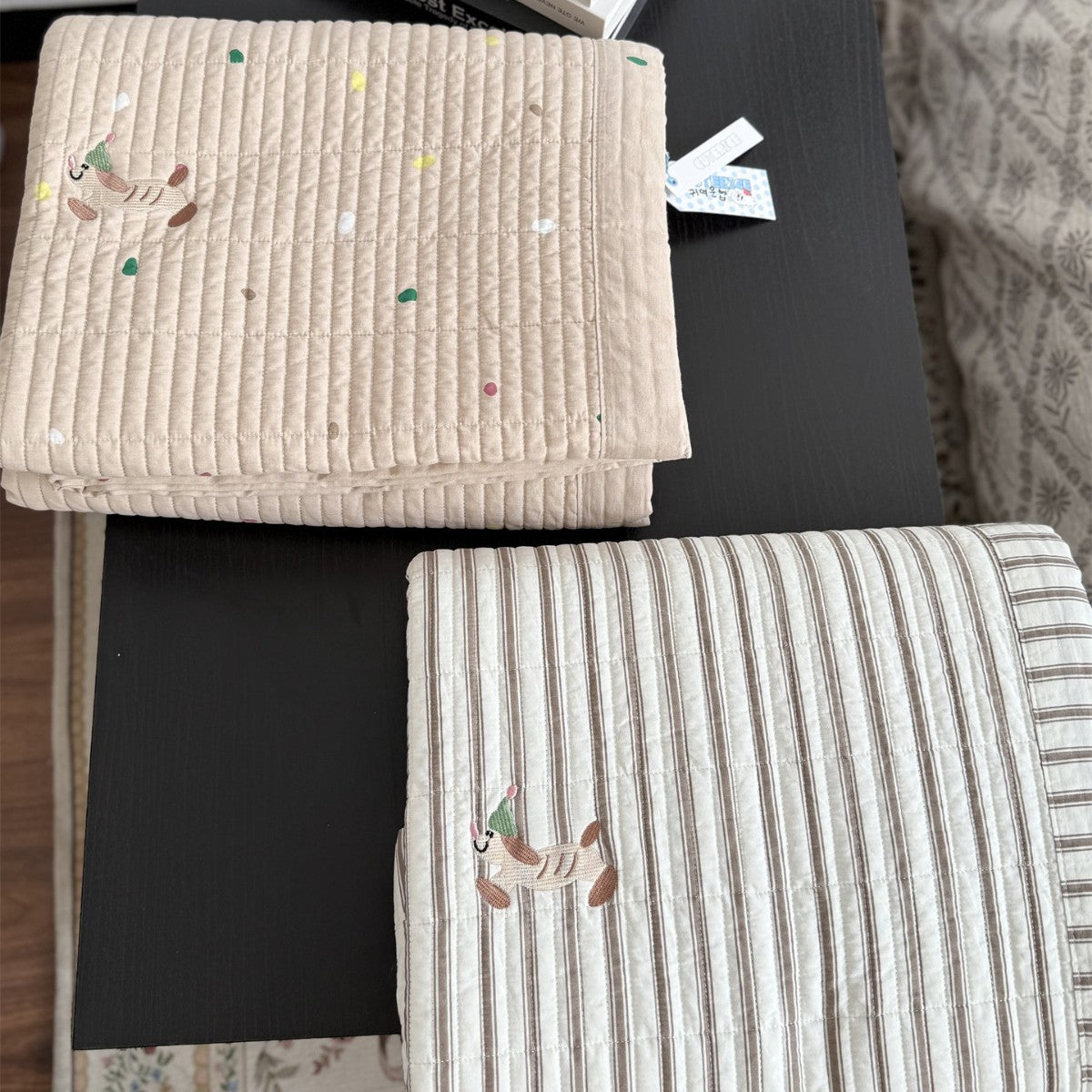 Gestepptes Baumwoll-Tagesdecke mit feiner Streifenstruktur und Kirsch-Stickerei