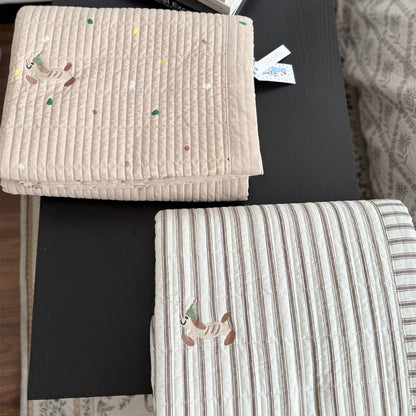 Gestepptes Baumwoll-Tagesdecke mit feiner Streifenstruktur und Kirsch-Stickerei