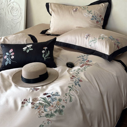 Luxuriöses besticktes Satin-Bettwäsche-Set mit Kontrastpaspel und Zierkissen