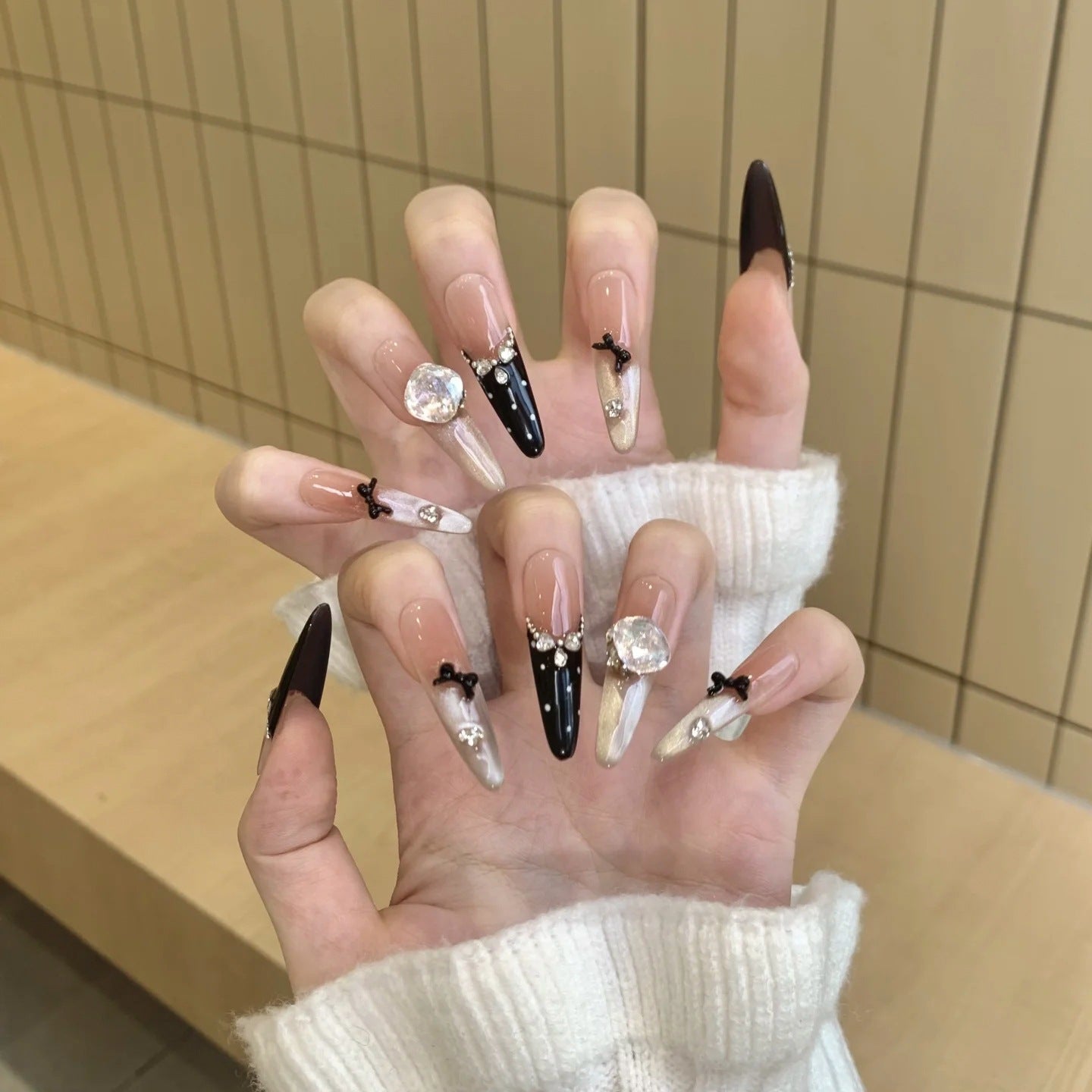 Premium Kristall-dekorierte Stiletto Press-On Nagelverlängerungen Brehn